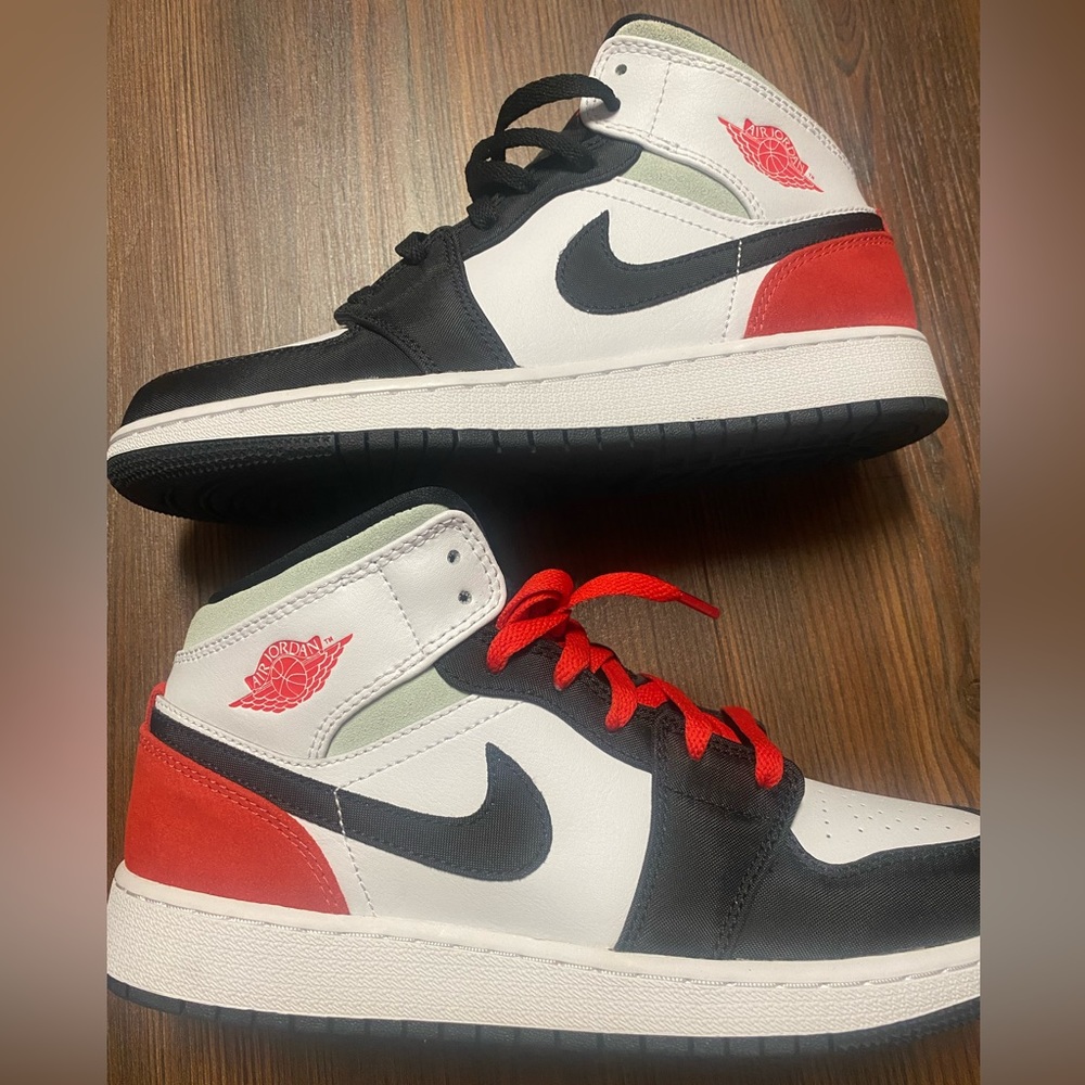 Jordan 1 Mid SE white black red spruce Gradeschool 6.5 = women 8